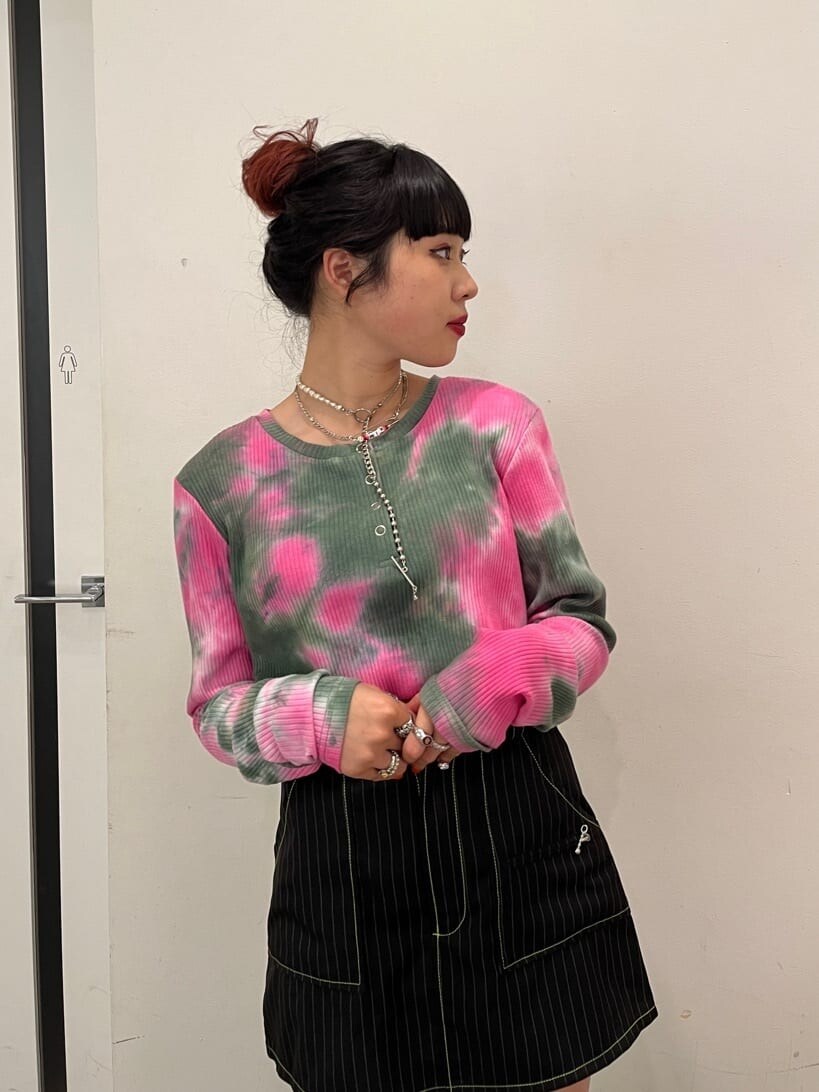 ピンク系のTシャツ/カットソー、ピンク系のTシャツ/カットソー、ブラック系のスカートを着用したレディースの秋コーディネートの4枚目の写真