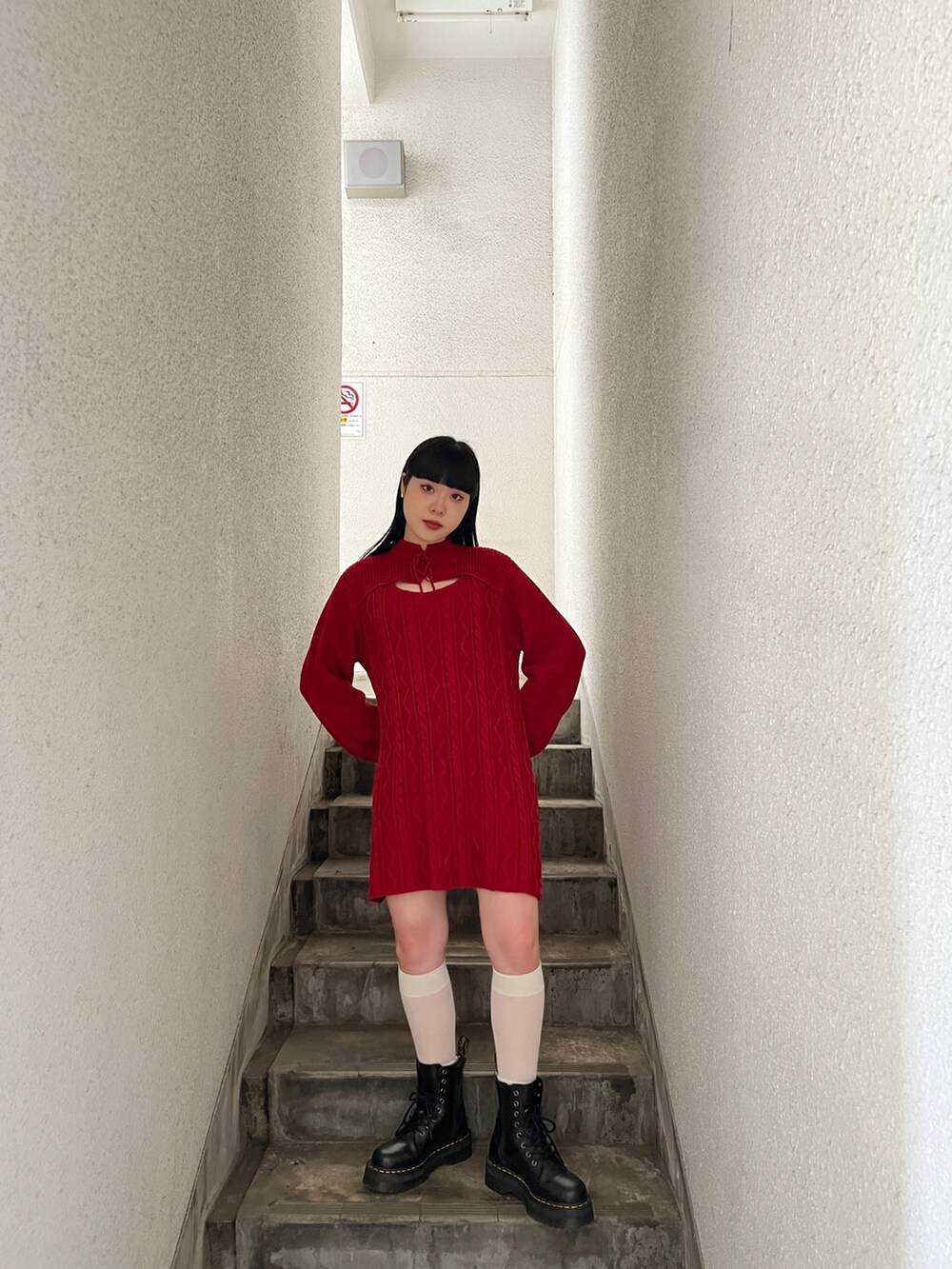 グレー系のテーラードジャケット、レッド系のワンピース、ブラック系のその他シューズを着用したレディースの秋コーディネートの4枚目の写真