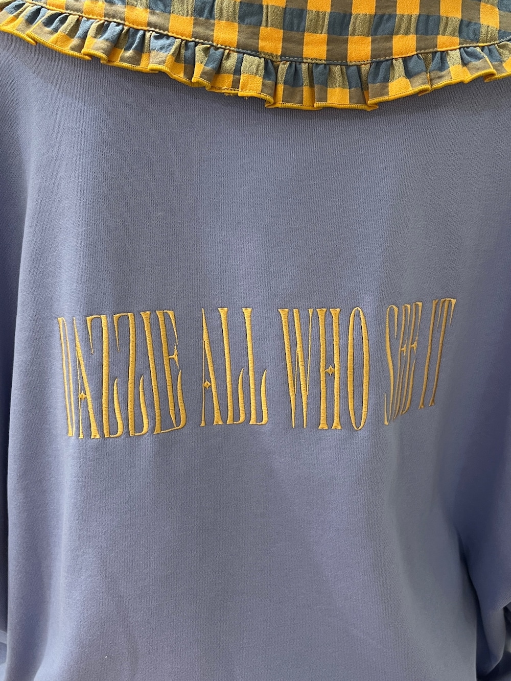 ブラック系のブーツ、パープル系のスウェット、ホワイト系のハンチング/ベレー帽を着用したレディースの秋コーディネートの8枚目の写真