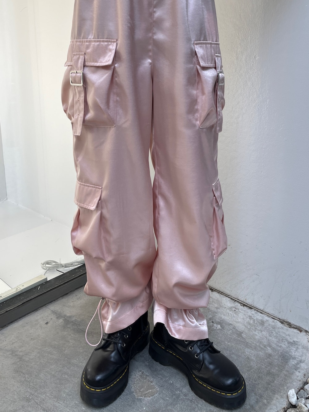 ブラック系のシャツ/ブラウス、ピンク系のカーゴパンツ、ブラック系のその他シューズを着用したレディースの春コーディネートの9枚目の写真