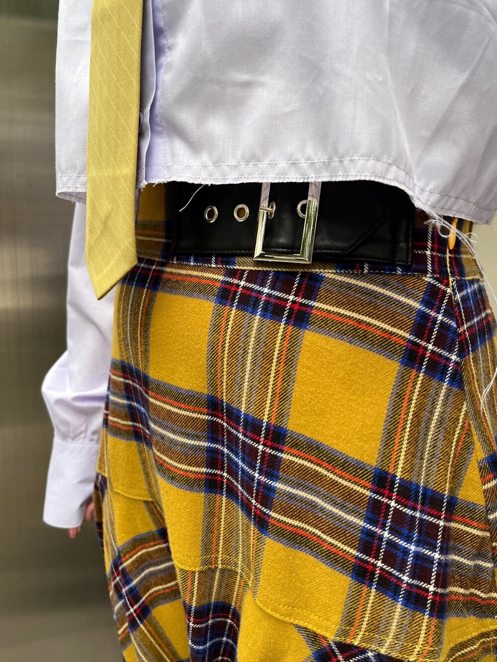 イエロー系のスカート、ブルー系のシャツ/ブラウス、ブラック系のその他シューズを着用したレディースの春コーディネートの7枚目の写真