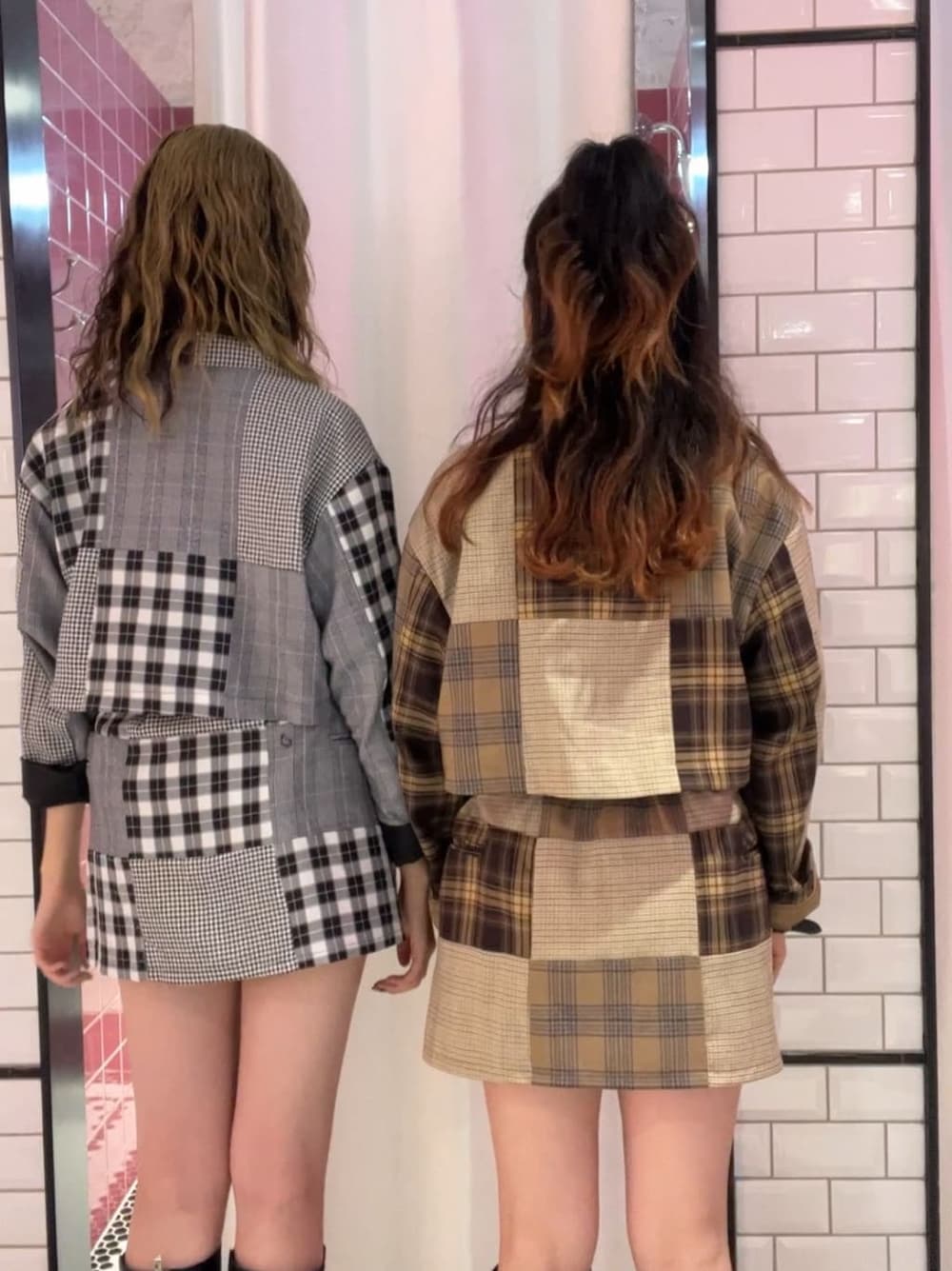 ブラック系のブーツ、ベージュ系のその他パンツ、グレー系のその他パンツを着用したレディースの秋コーディネートの4枚目の写真