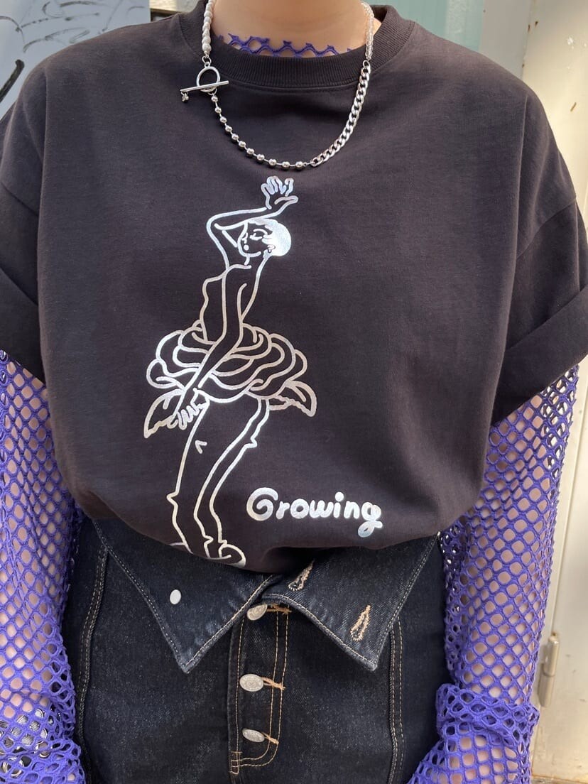 ブラック系のTシャツ/カットソー、ブラック系のブーツ、ブラック系のデニムパンツを着用したレディースの春コーディネートの5枚目の写真