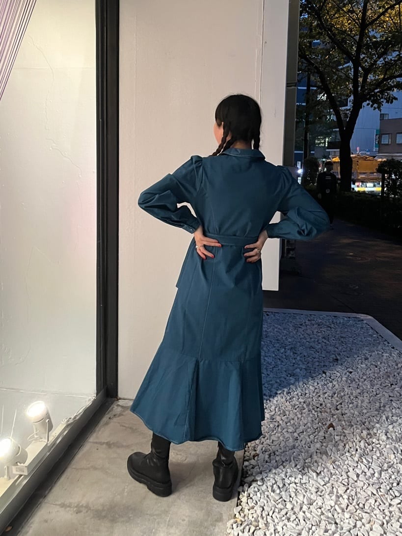 ブルー系のワンピースを着用したレディースの秋コーディネートの2枚目の写真