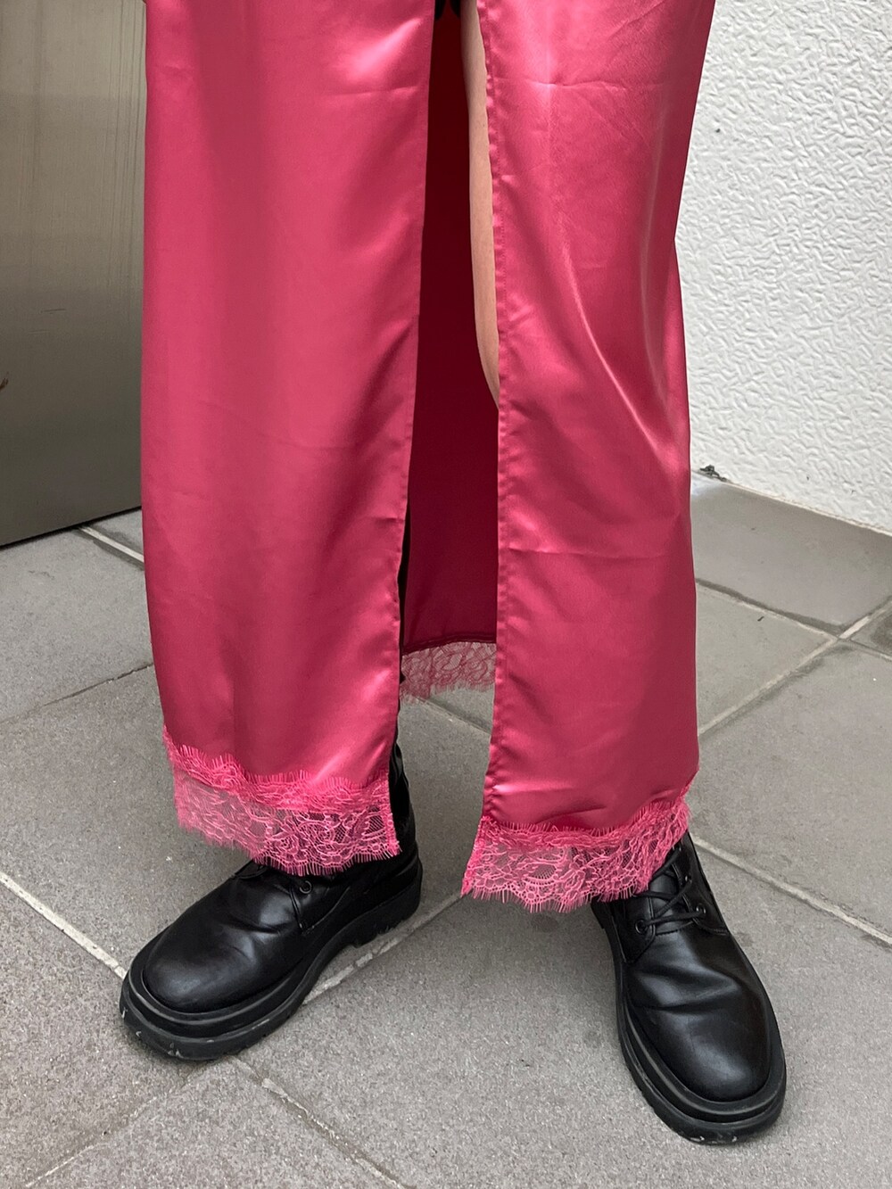 ピンク系のワンピース、ブラック系のブーツ、ブラック系のTシャツ/カットソーを着用したレディースの冬コーディネートの8枚目の写真