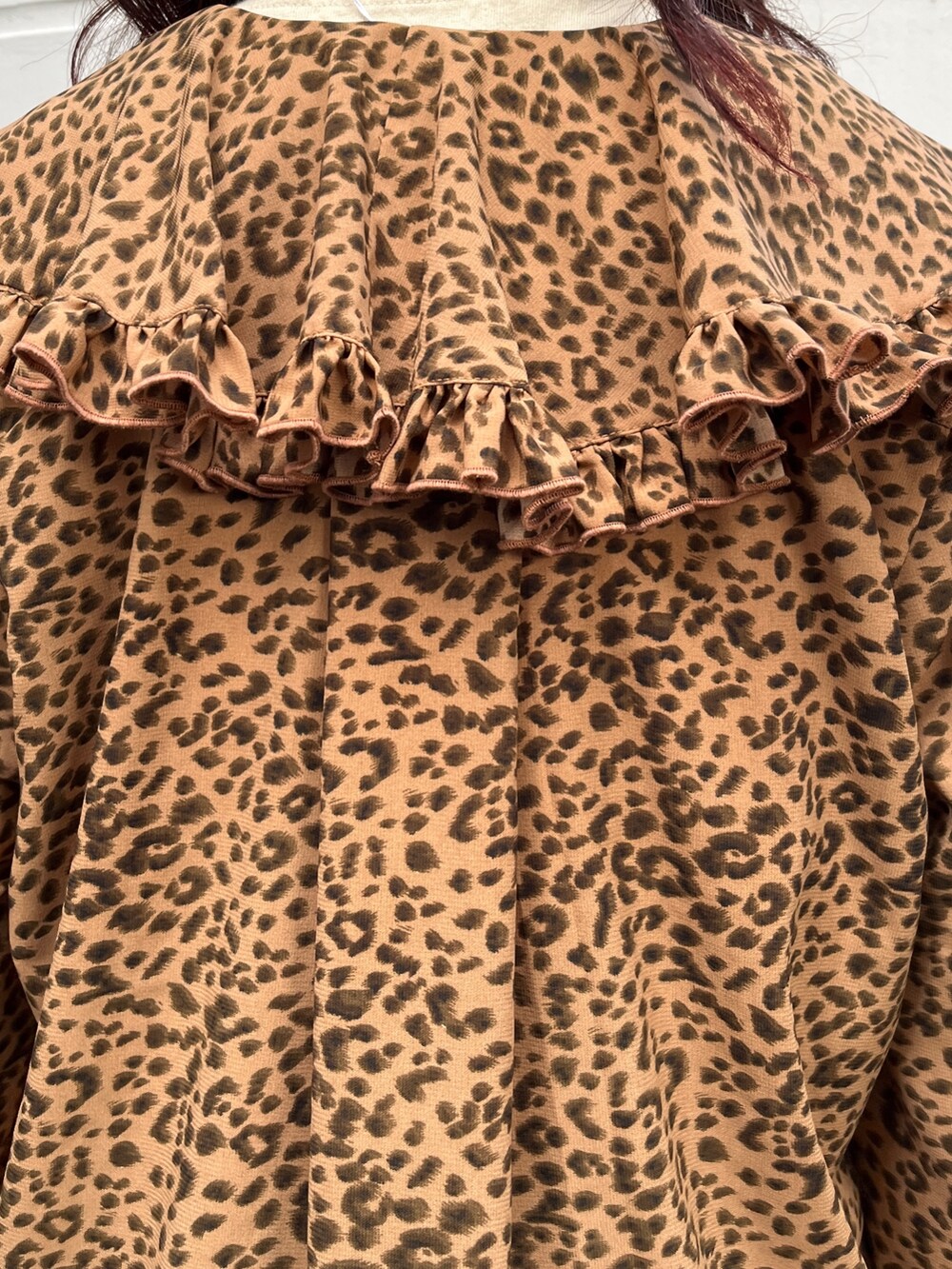 ブラウン系のシャツ/ブラウス、ホワイト系のTシャツ/カットソー、ブラック系のスカートを着用したレディースの冬コーディネートの7枚目の写真