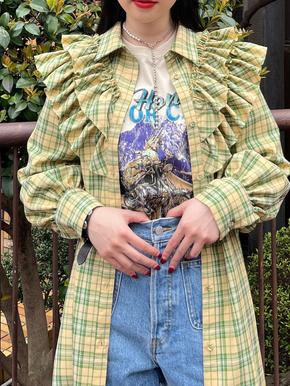 ブルー系のデニムパンツ、イエロー系のワンピース、ピンク系のTシャツ/カットソーを着用したレディースの春コーディネートの4枚目の写真