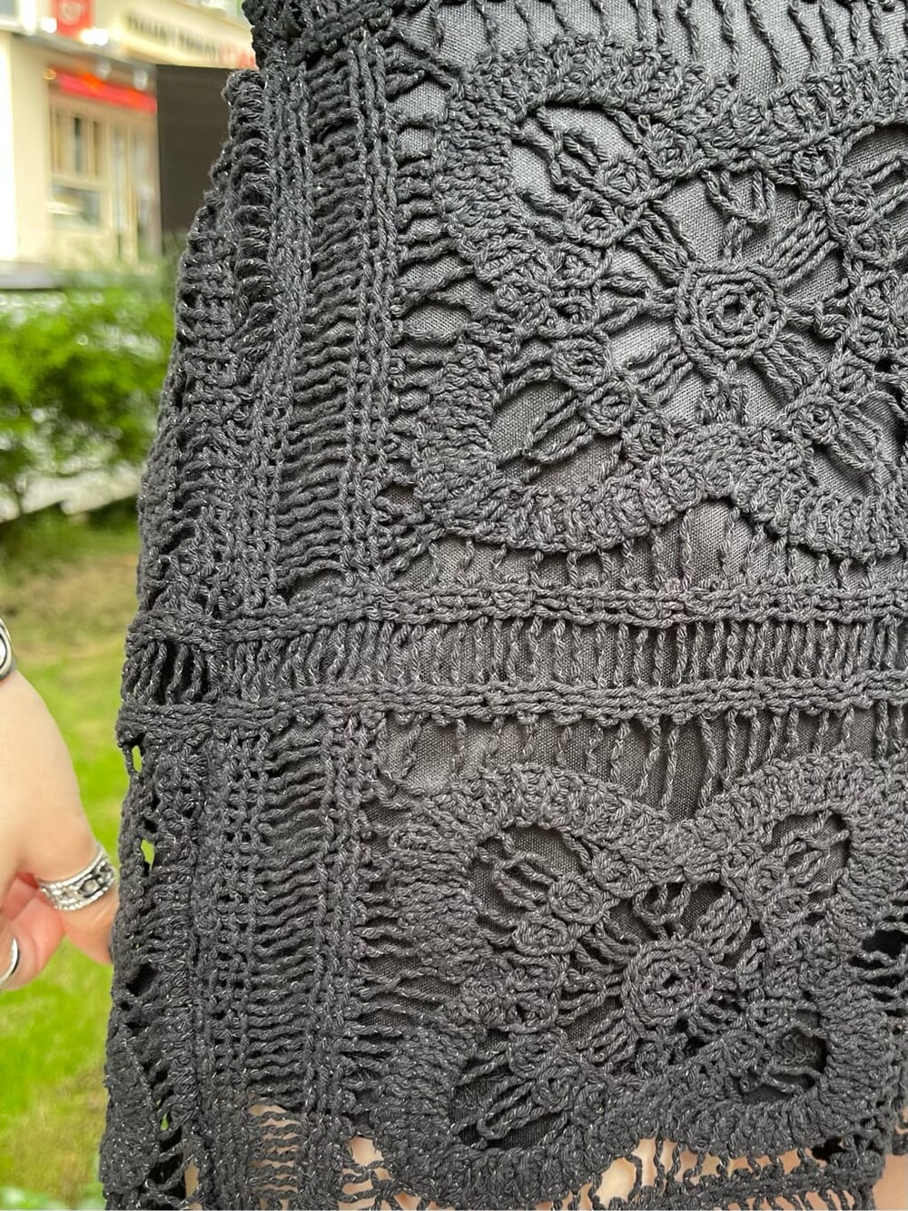 ブラック系のその他パンツ、ブラック系のシャツ/ブラウスを着用したレディースの夏コーディネートの6枚目の写真