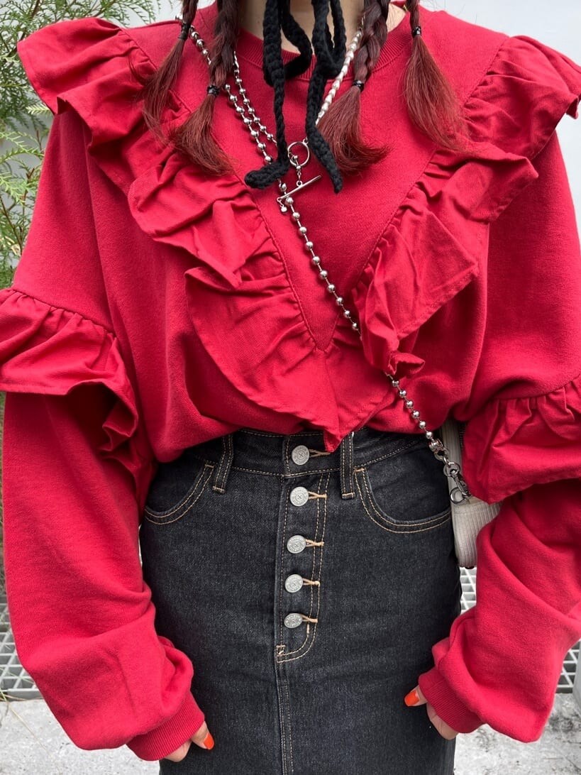 ホワイト系のハンドバッグ、ブラック系のデニムスカート、レッド系のTシャツ/カットソーを着用したレディースの秋コーディネートの4枚目の写真