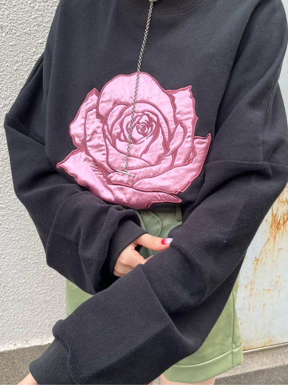 グリーン系のその他パンツ、ブラック系のTシャツ/カットソーを着用したレディースの秋コーディネートの4枚目の写真