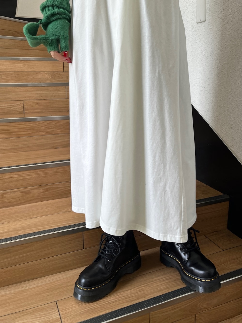 ホワイト系のワンピース、ブラック系のその他シューズ、ブラック系のアームカバーを着用したレディースの秋コーディネートの8枚目の写真