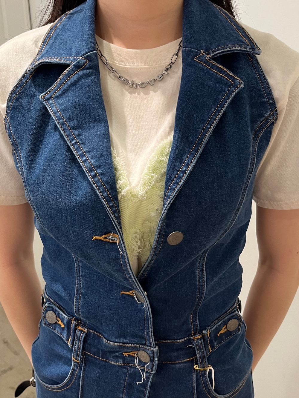 ブルー系のつなぎ/オールインワン、ホワイト系のTシャツ/カットソー、その他のサンダルを着用したレディースの春コーディネートの4枚目の写真