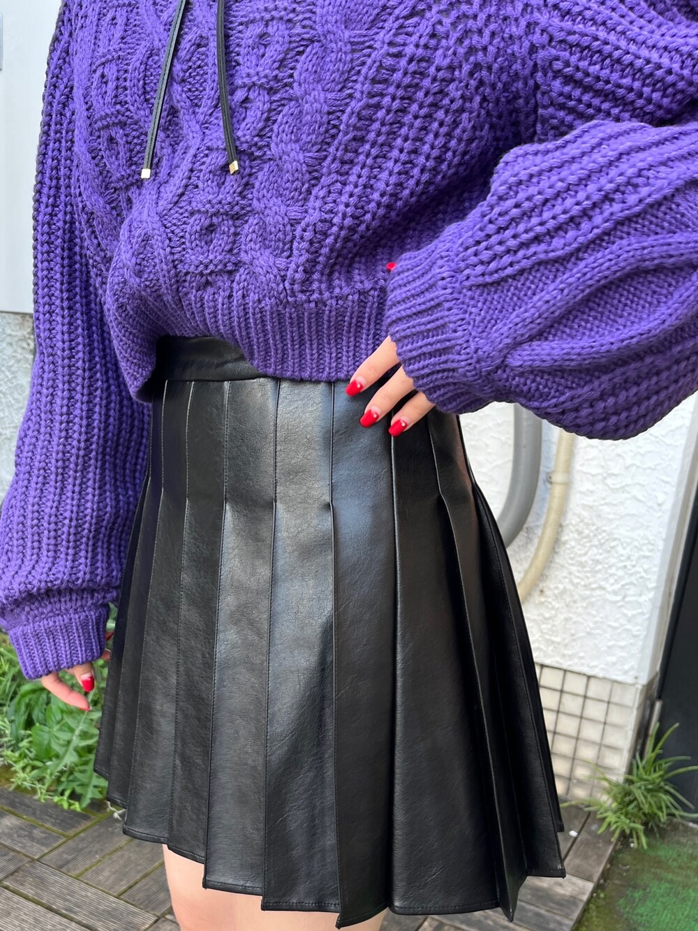 ブラウン系のスカート、ホワイト系のシャツ/ブラウス、グレー系のニット/セーターを着用したレディースの秋コーディネートの5枚目の写真