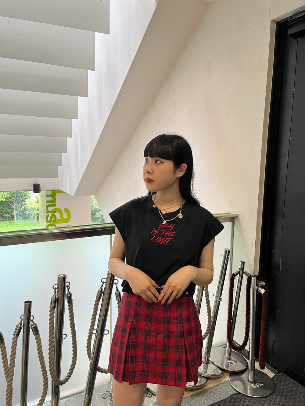 ブラック系のタンクトップ、レッド系のその他パンツ、ブラック系のブーツを着用したレディースの夏コーディネートの4枚目の写真