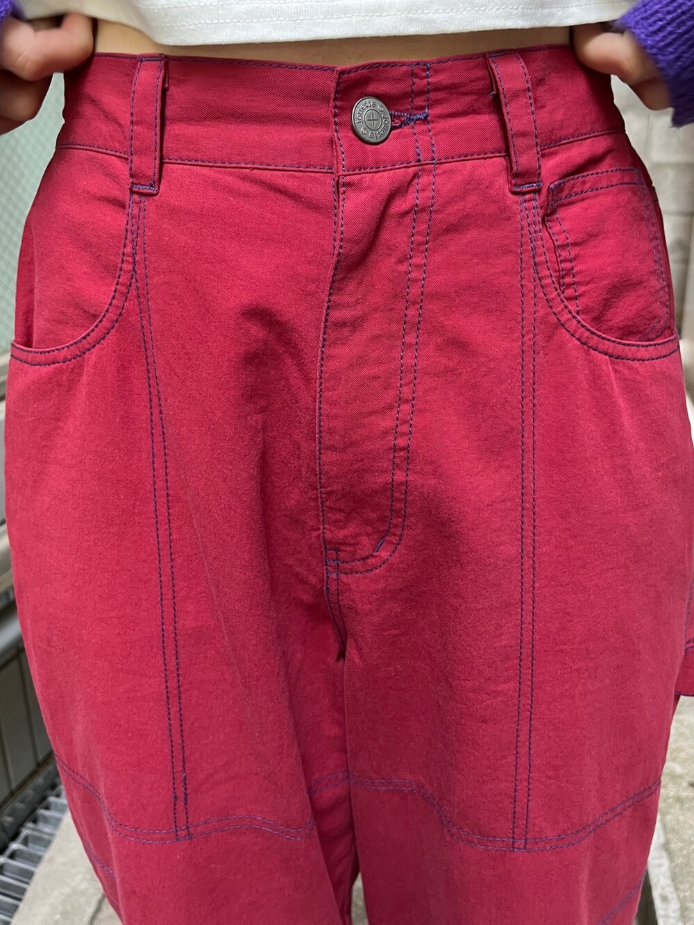 ホワイト系のTシャツ/カットソー、レッド系のその他パンツ、ブラック系のその他シューズを着用したレディースの春コーディネートの7枚目の写真