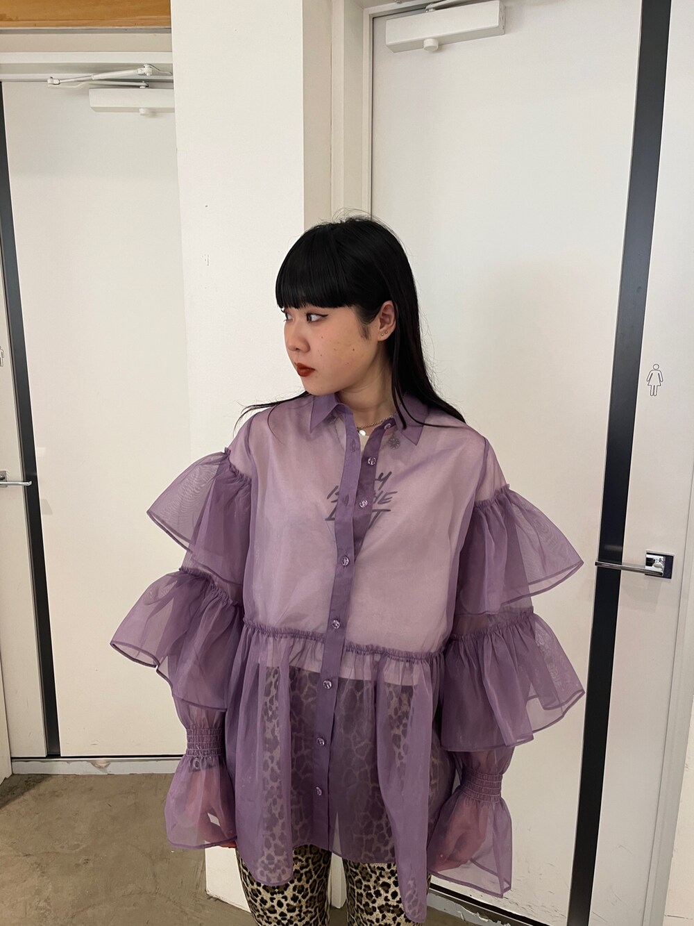 パープル系のシャツ/ブラウス、ホワイト系のタンクトップ、ブラウン系のその他パンツを着用したレディースの夏コーディネートの5枚目の写真