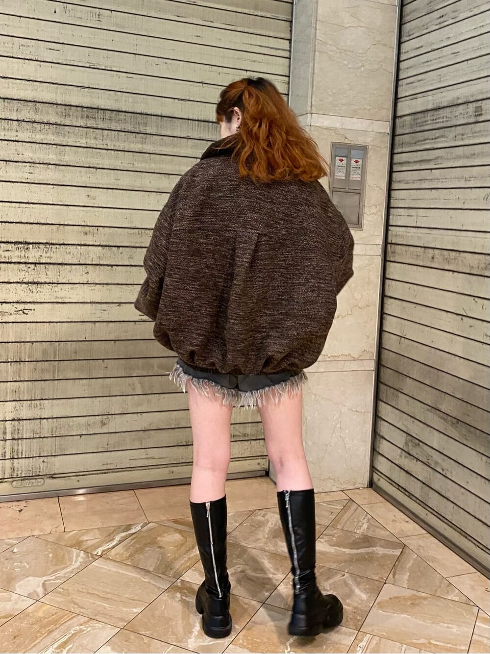 ブラウン系のブルゾンを着用したレディースの夏コーディネートの2枚目の写真