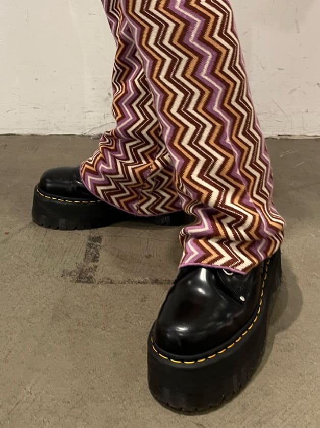 ベージュ系のテーラードジャケット、パープル系のその他パンツを着用したレディースの秋コーディネートの4枚目の写真