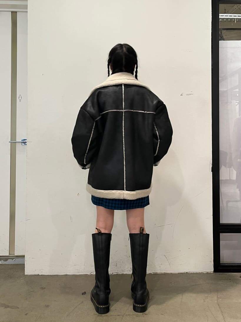 ホワイト系のブルゾン、ブルー系のワンピースを着用したレディースの秋コーディネートの4枚目の写真