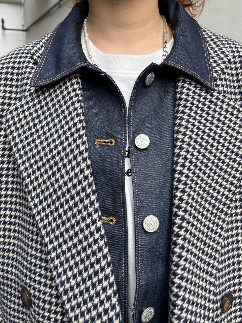 ブラック系のブーツ、ブルー系のテーラードジャケット、ブルー系のワンピースを着用したレディースの夏コーディネートの6枚目の写真