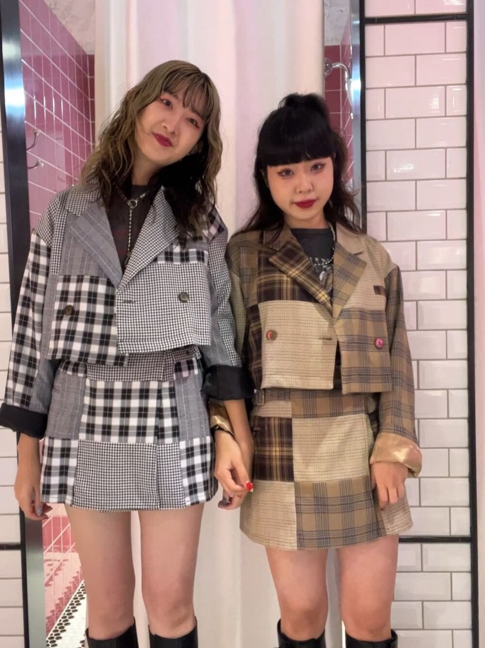 ブラック系のブーツ、ベージュ系のその他パンツ、グレー系のその他パンツを着用したレディースの秋コーディネートの3枚目の写真