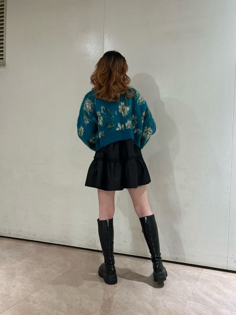 ブルー系のカーディガン/ボレロ、ブラック系のシャツ/ブラウスを着用したレディースの秋コーディネートの3枚目の写真