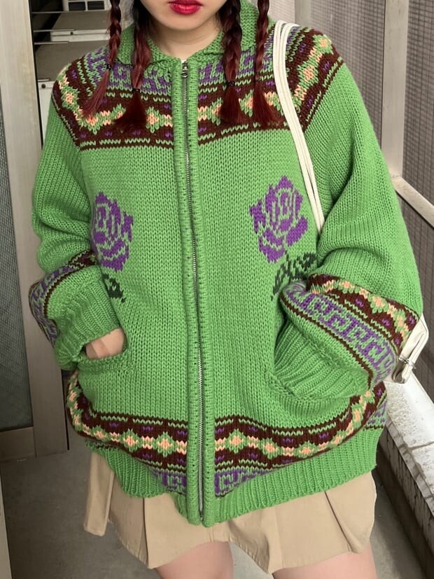 ブラック系のブーツ、ホワイト系のバックパック/リュック、ホワイト系のその他パンツを着用したレディースの夏コーディネートの4枚目の写真