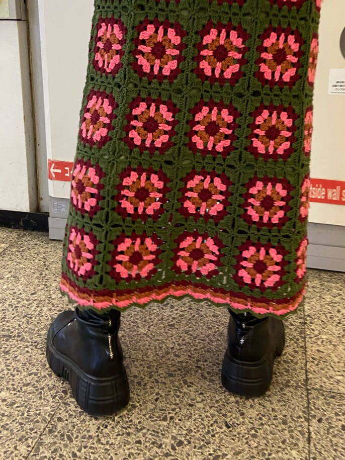 グリーン系のスカート、グリーン系のスウェットを着用したレディースの秋コーディネートの5枚目の写真