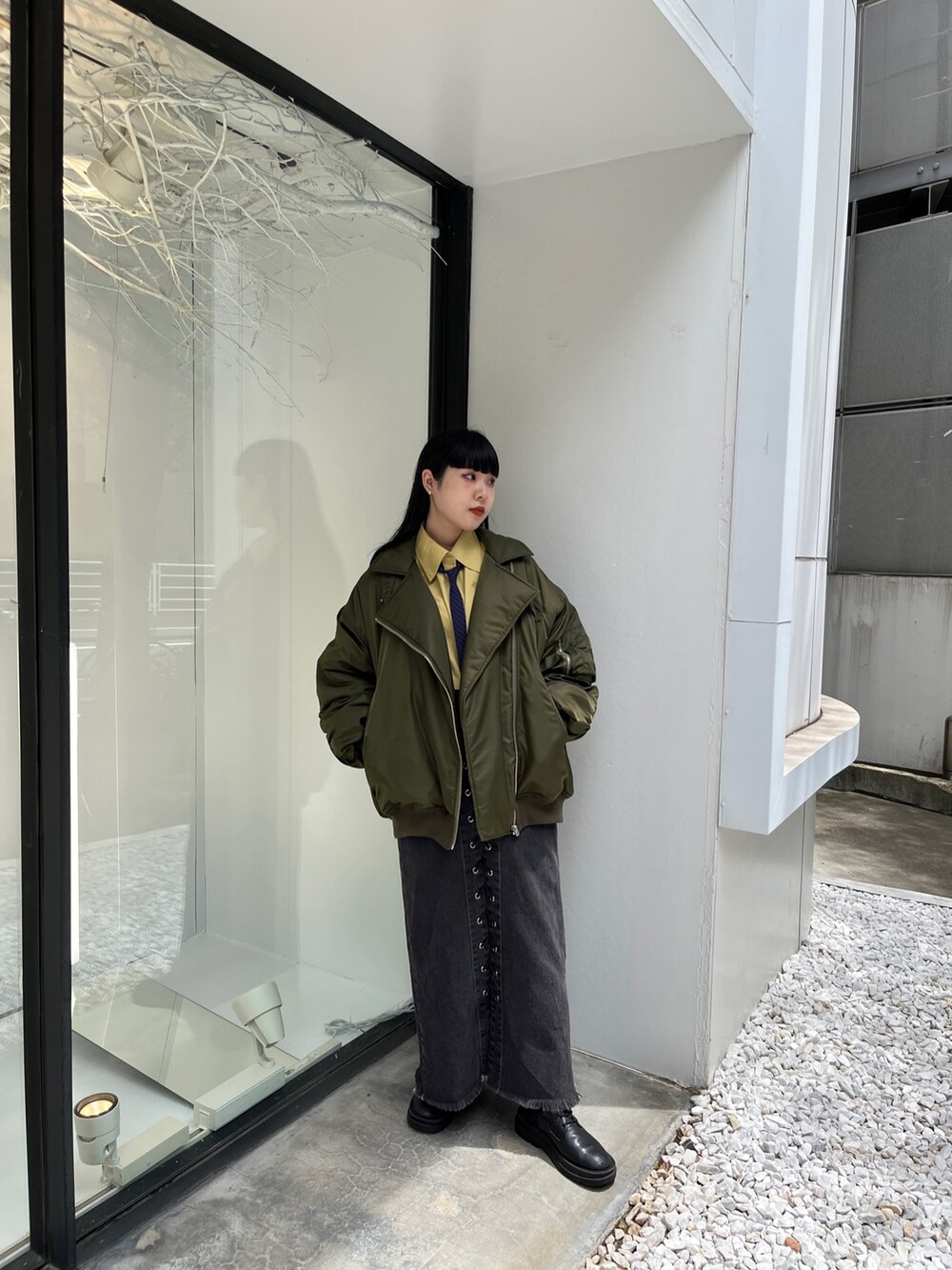 ベージュ系のMA-1、ブルー系のシャツ/ブラウス、ブラック系のデニムパンツを着用したレディースの夏コーディネートの3枚目の写真