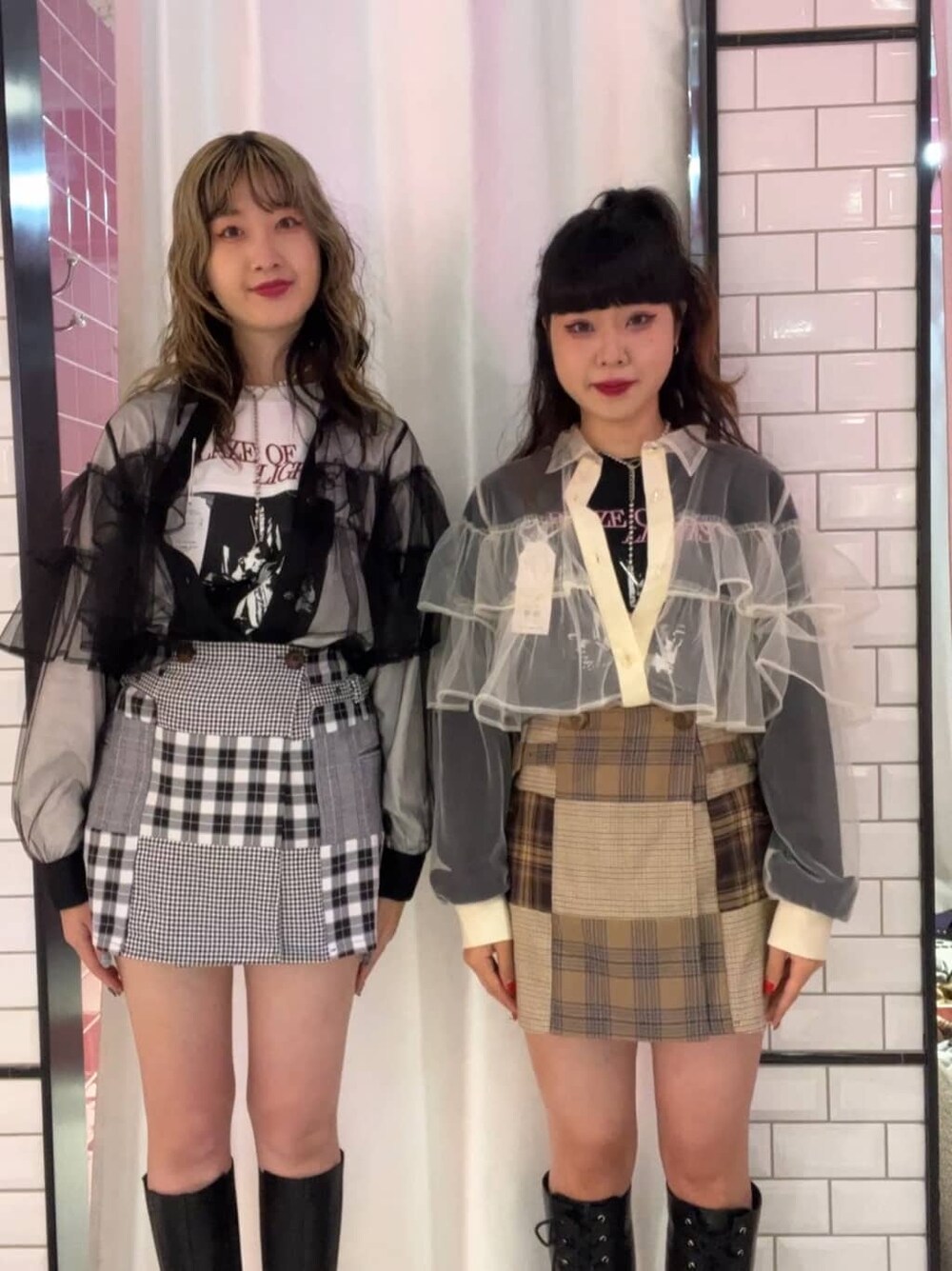 ブラック系のTシャツ/カットソー、ホワイト系のTシャツ/カットソー、ベージュ系のその他パンツを着用したレディースの秋コーディネートの2枚目の写真