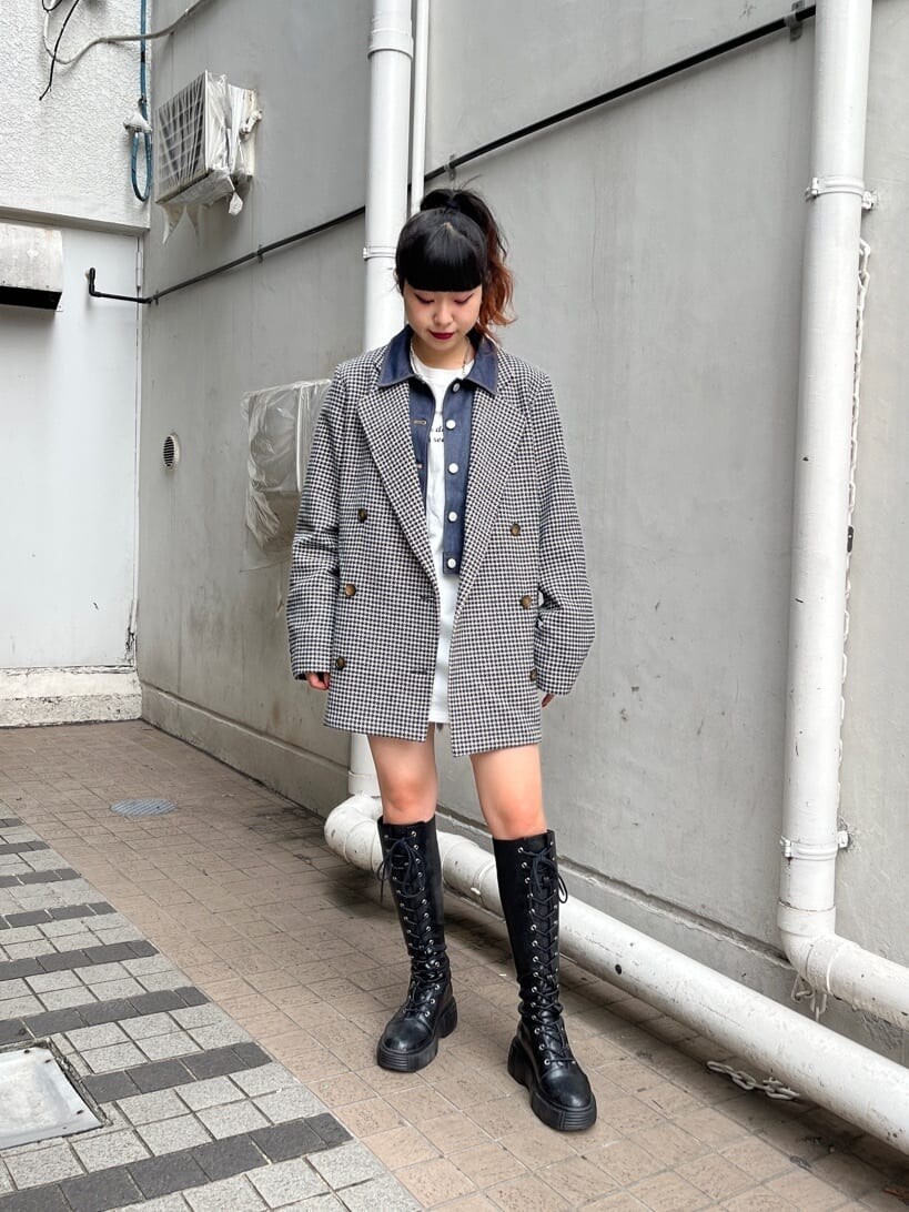 ブラック系のブーツ、ブルー系のテーラードジャケット、ブルー系のワンピースを着用したレディースの夏コーディネートの4枚目の写真