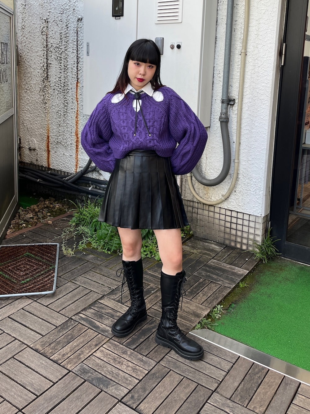 ブラウン系のスカート、ホワイト系のシャツ/ブラウス、グレー系のニット/セーターを着用したレディースの秋コーディネートの2枚目の写真