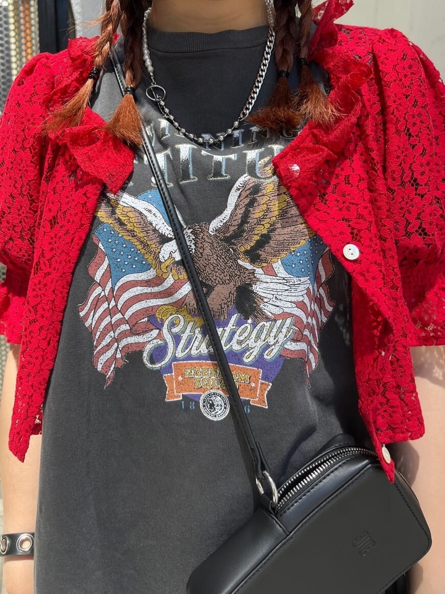 ブラック系のブーツ、ブラック系のデニムパンツ、レッド系のシャツ/ブラウスを着用したレディースの夏コーディネートの7枚目の写真