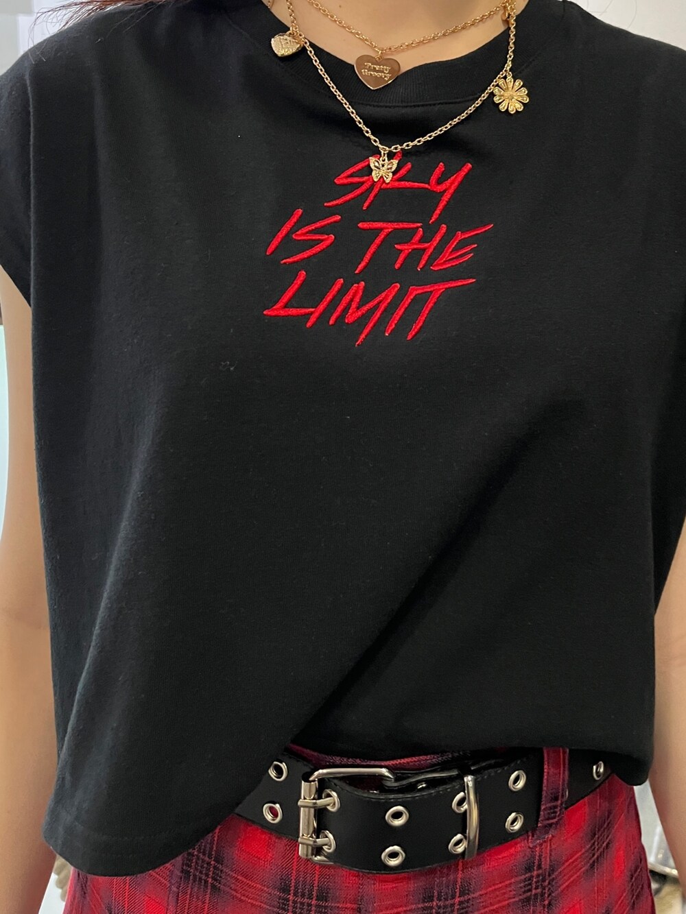 ブラック系のタンクトップ、レッド系のその他パンツ、ブラック系のブーツを着用したレディースの夏コーディネートの6枚目の写真