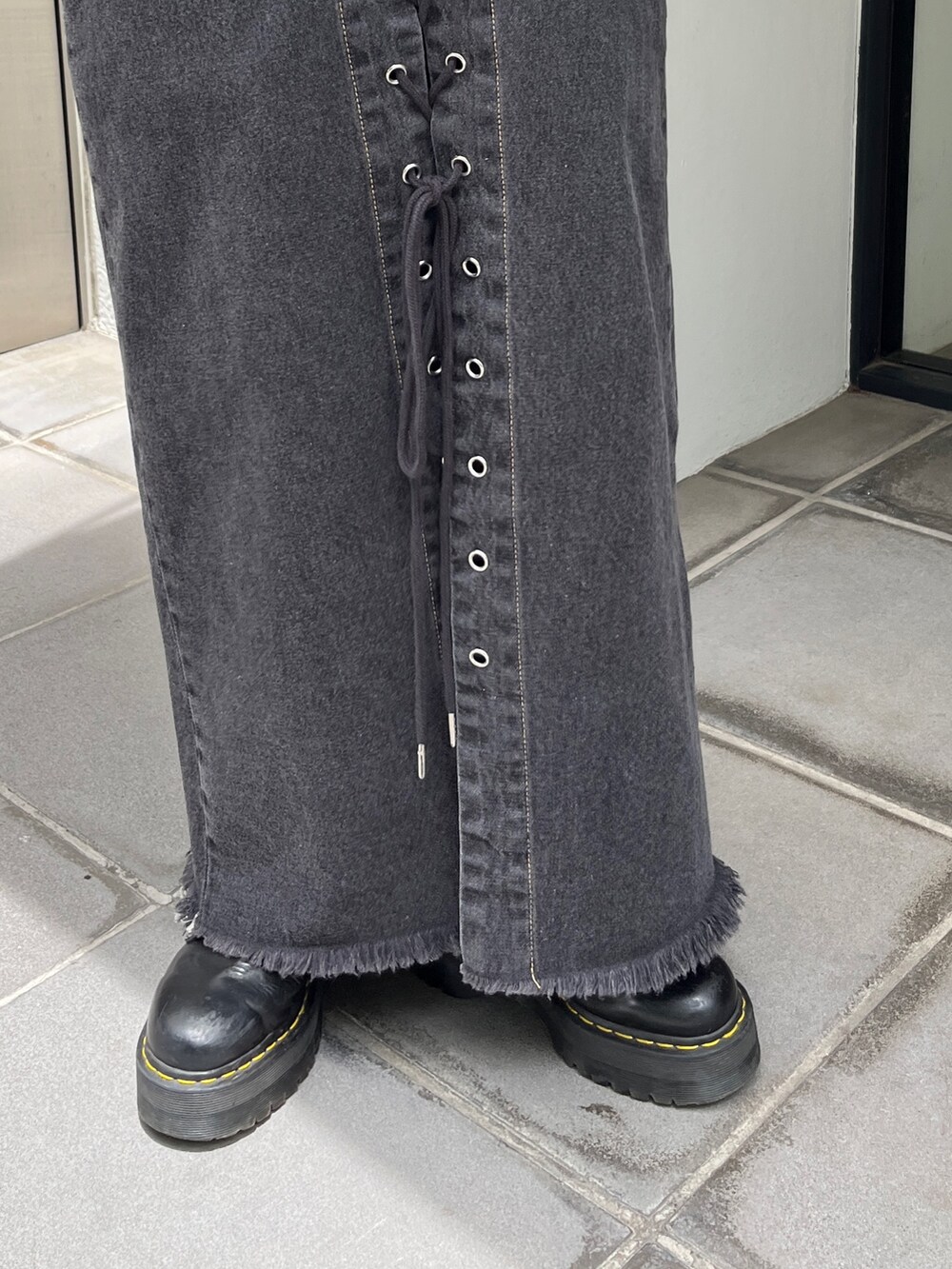 ブラック系のデニムパンツ、ブルー系のシャツ/ブラウス、シルバー系のTシャツ/カットソーを着用したレディースの夏コーディネートの9枚目の写真