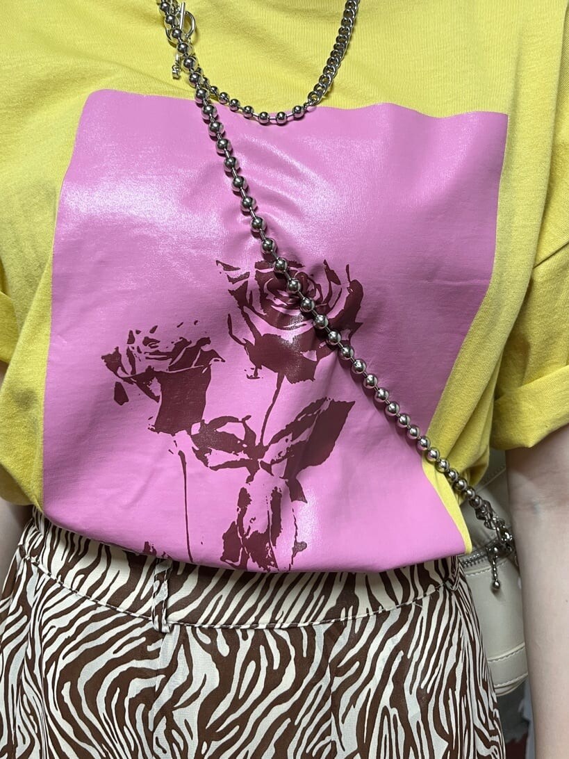 ブラック系のブーツ、ホワイト系のショルダーバッグ、その他のスカートを着用したレディースの春コーディネートの3枚目の写真