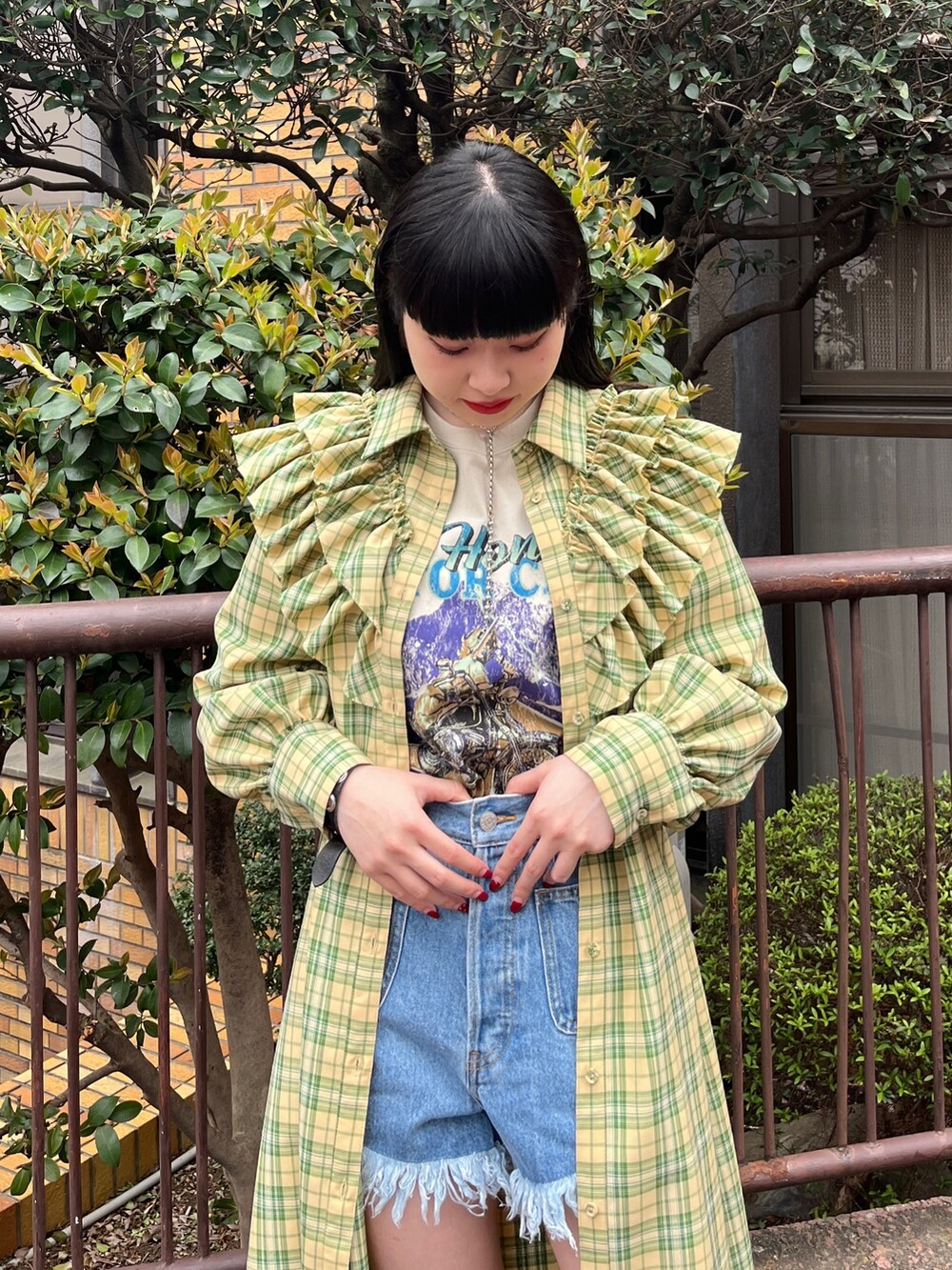 ブルー系のデニムパンツ、イエロー系のワンピース、ピンク系のTシャツ/カットソーを着用したレディースの春コーディネートの3枚目の写真