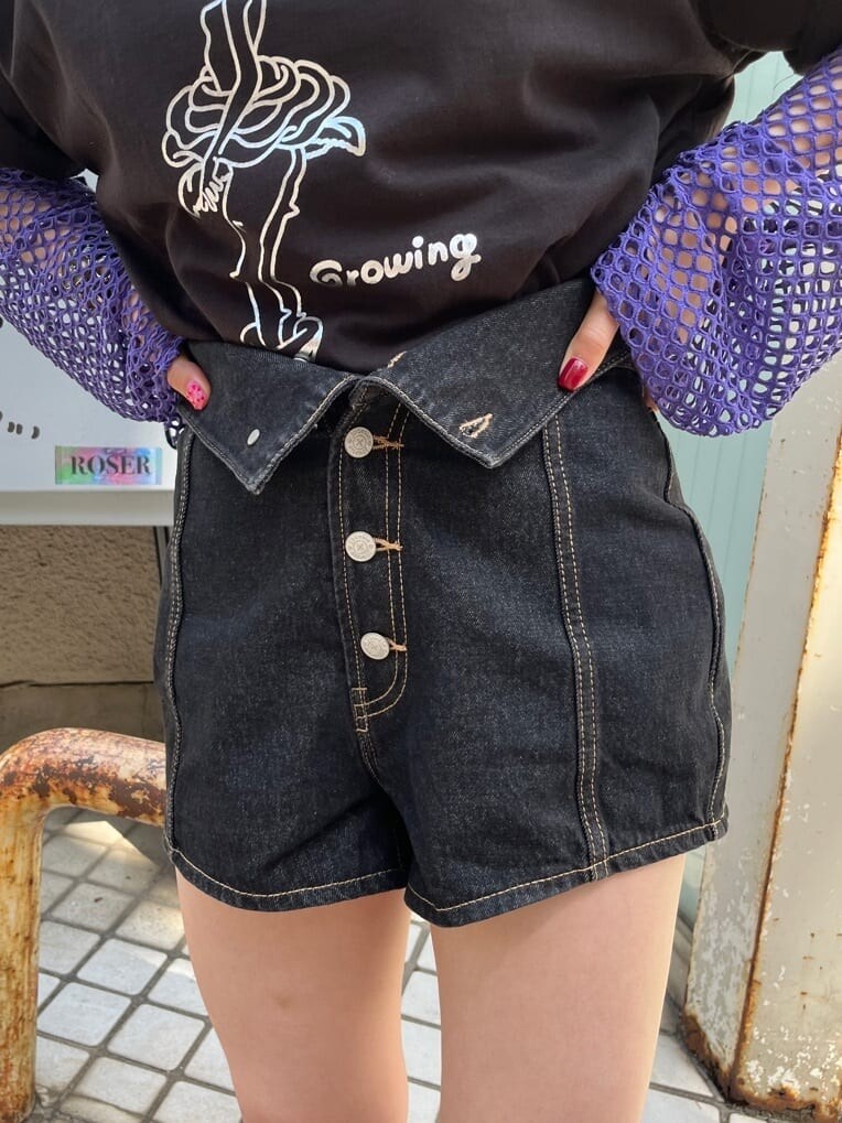 ブラック系のTシャツ/カットソー、ブラック系のブーツ、ブラック系のデニムパンツを着用したレディースの春コーディネートの4枚目の写真