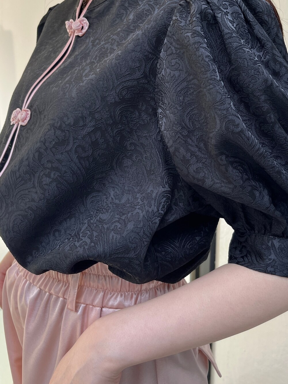 ブラック系のシャツ/ブラウス、ピンク系のカーゴパンツ、ブラック系のその他シューズを着用したレディースの春コーディネートの8枚目の写真