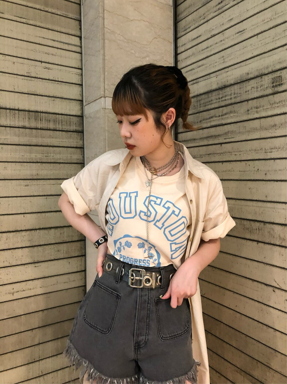 ホワイト系のワンピースを着用したレディースの夏コーディネートの2枚目の写真