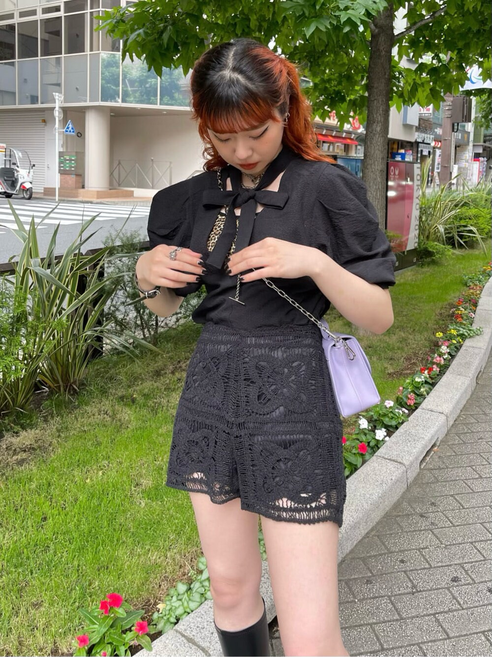 ブラック系のその他パンツ、ブラック系のシャツ/ブラウスを着用したレディースの夏コーディネートの2枚目の写真