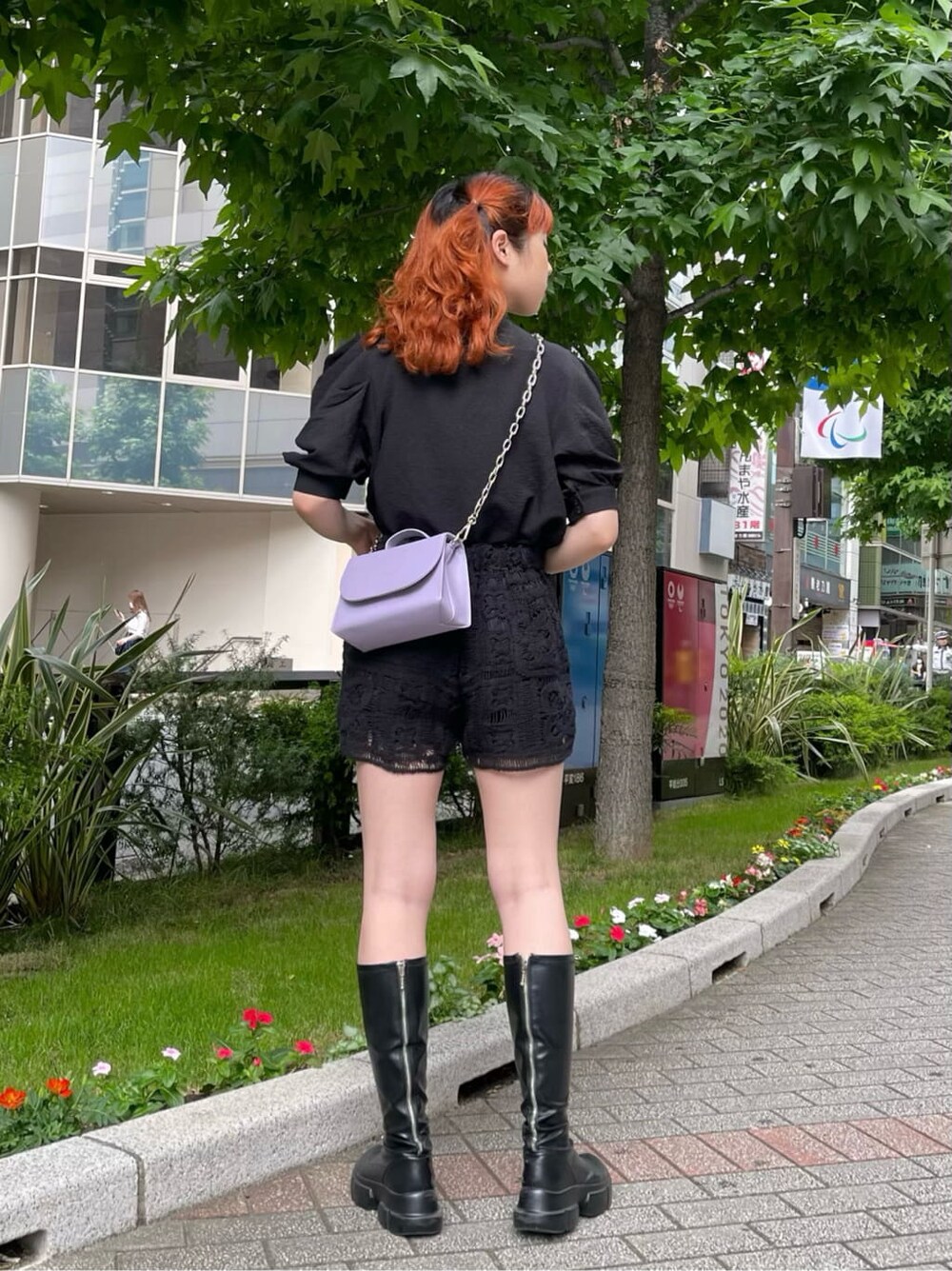 ブラック系のその他パンツ、ブラック系のシャツ/ブラウスを着用したレディースの夏コーディネートの4枚目の写真