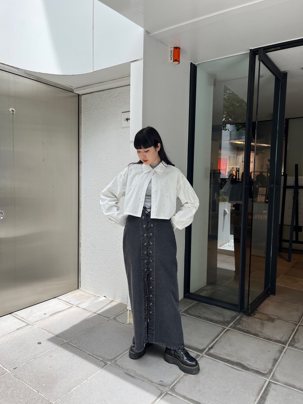 ブラック系のデニムパンツ、ブルー系のシャツ/ブラウス、シルバー系のTシャツ/カットソーを着用したレディースの夏コーディネートの2枚目の写真