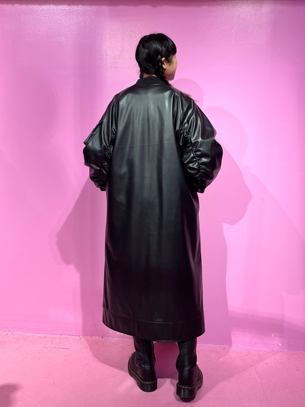 ブラック系のデニムパンツ、その他のMA-1、パープル系のスウェットを着用したレディースの秋コーディネートの3枚目の写真