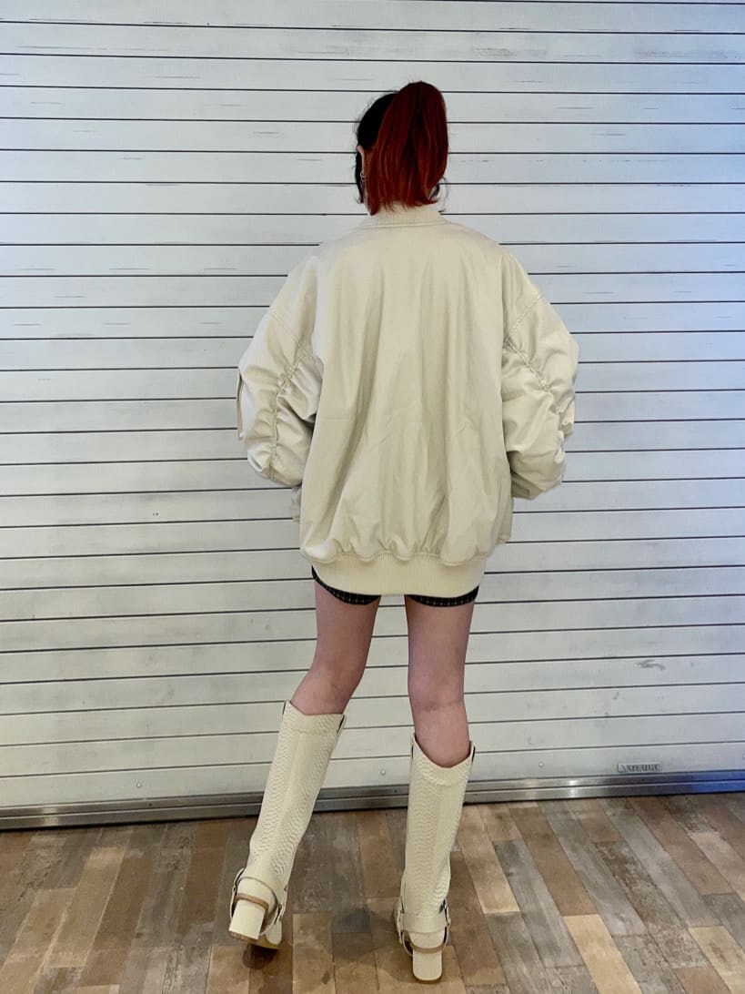 ホワイト系のMA-1、その他のその他パンツ、グリーン系のスウェットを着用したレディースの冬コーディネートの2枚目の写真