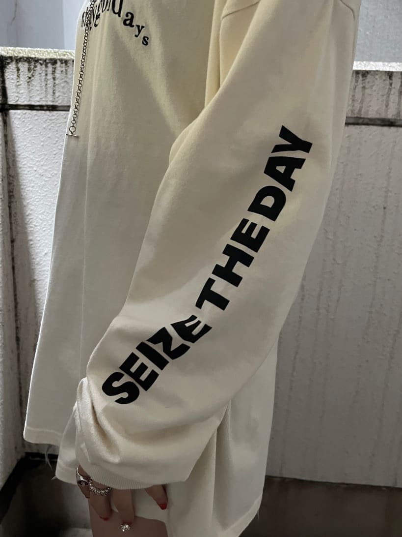 ホワイト系のTシャツ/カットソー、グレー系のカーディガン/ボレロを着用したレディースの秋コーディネートの8枚目の写真