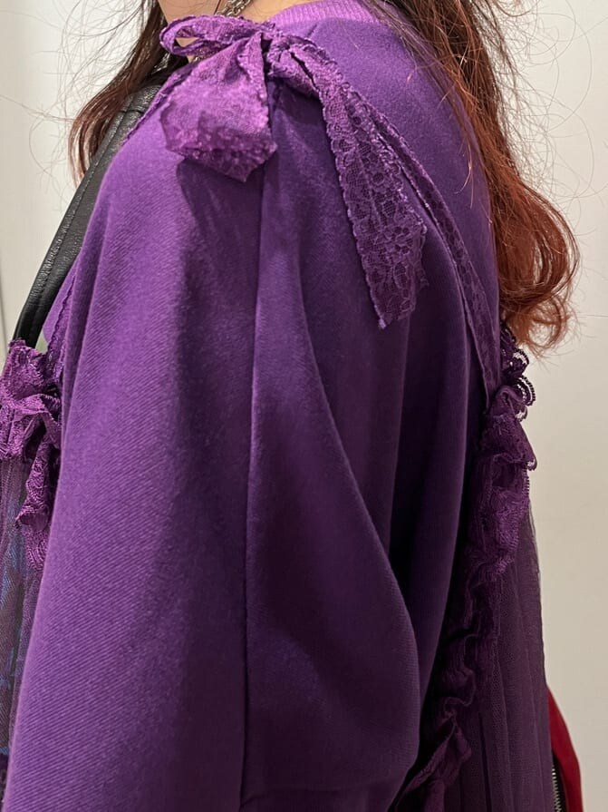 ブラック系のライダースジャケット、パープル系のワンピースを着用したレディースの秋コーディネートの7枚目の写真