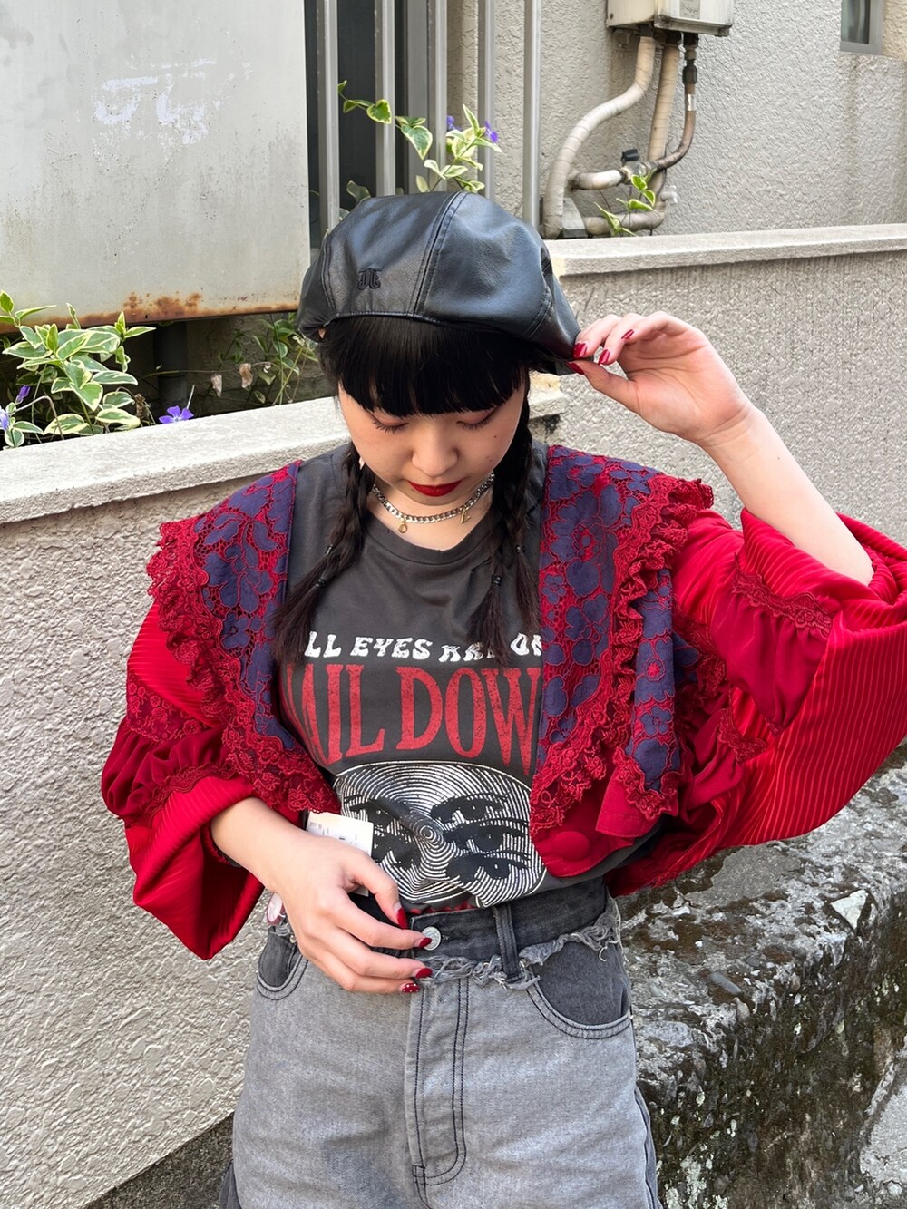 ブラック系のブーツ、ブルー系のデニムパンツ、ブラック系のTシャツ/カットソーを着用したレディースの春コーディネートの5枚目の写真