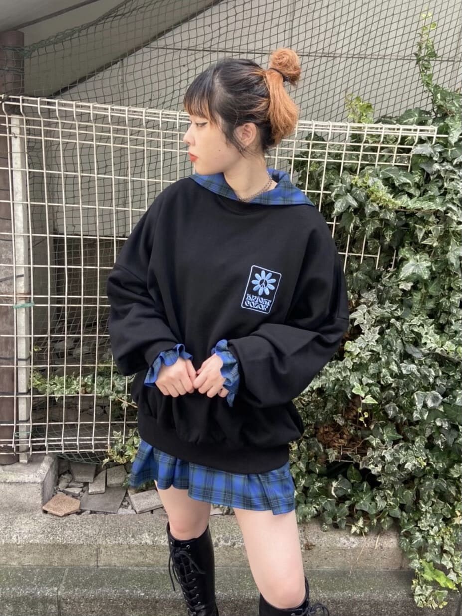 その他のシャツ/ブラウス、ブラック系のスウェットを着用したレディースの秋コーディネートの3枚目の写真