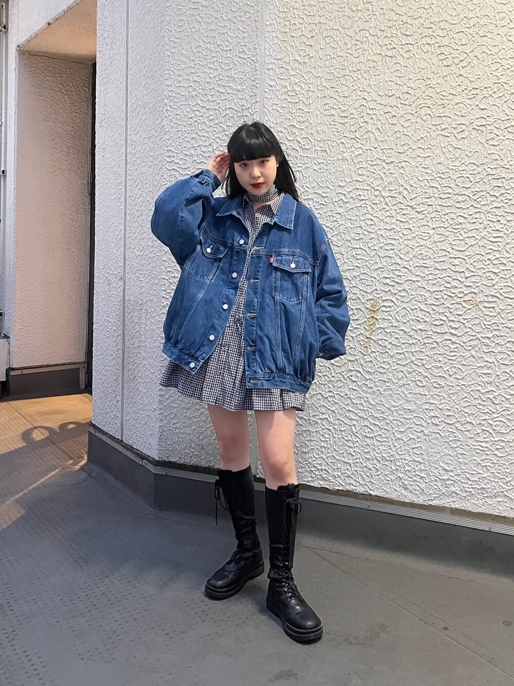 その他のシャツ/ブラウス、ブラック系のブーツ、ブルー系のデニムジャケットを着用したレディースの冬コーディネートの2枚目の写真